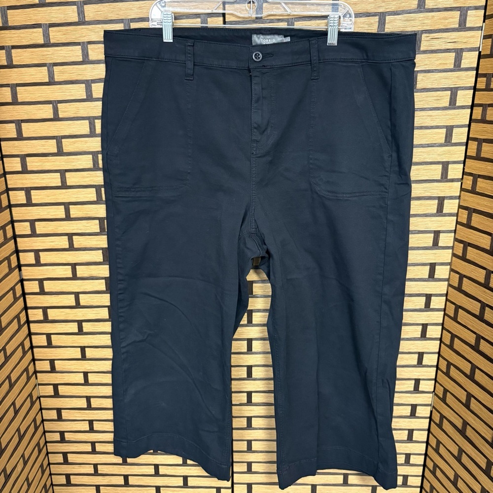 Torrid‎ Black Crops Size 22